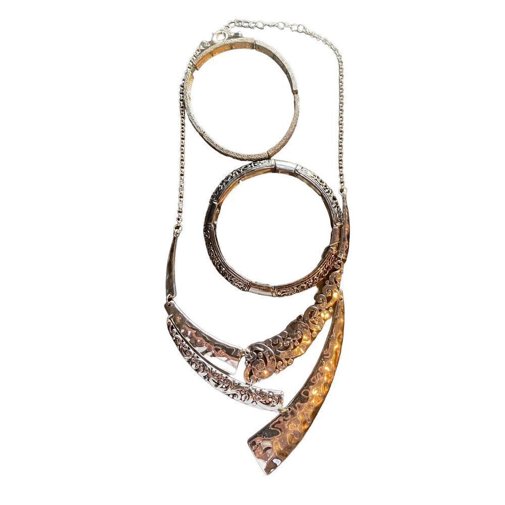 Silver geometric necklace with two stretch bracelets